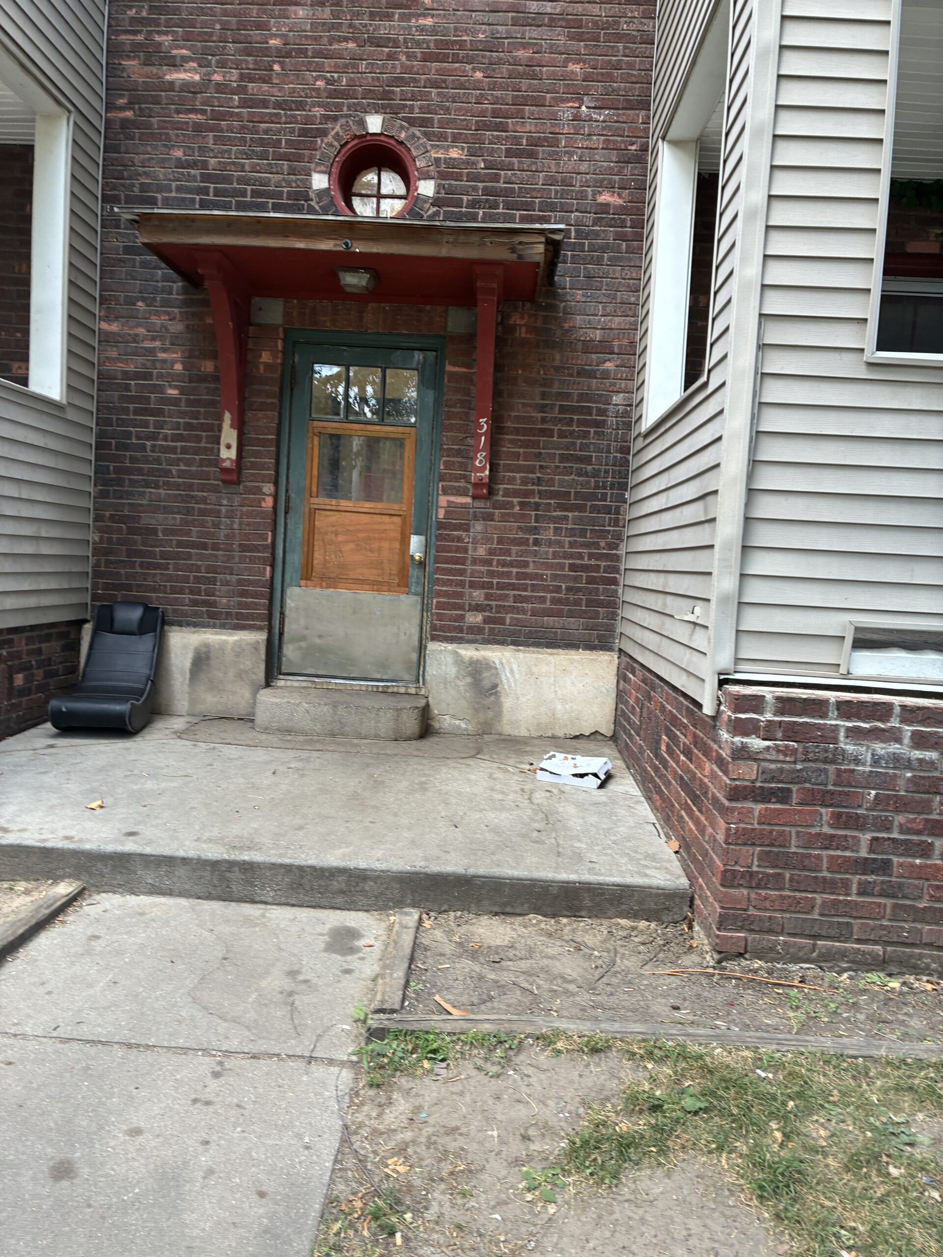 Residents Report Bedbug Concerns at Lansing Apartment Building; Owner Says Building Has Been Treated